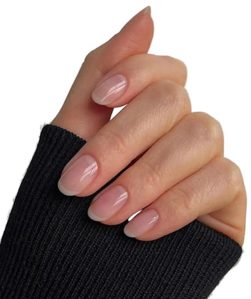 Application d'une rubber base coat gainante sur ongles mous et fragiles