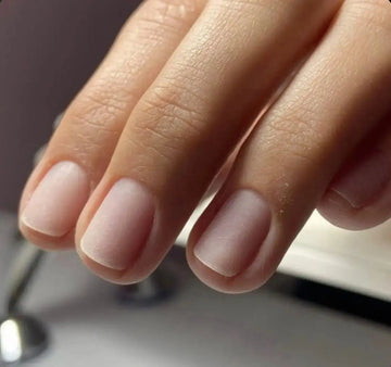 Pourquoi la préparation de l'ongle est essentielle pour la tenue du semi-permanent ? The FrenchTouch