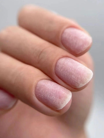 Application du pHBond avant le primer sur ongle naturel, étape de préparation professionnelle The French Touch