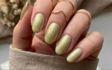 Manucure cat eyes en vernis semi-permanent avec effet magnétique scintillant, ongles élégants aux reflets profonds et brillants, nail art tendance chic et longue tenue pour une beauté des mains sophistiquée.