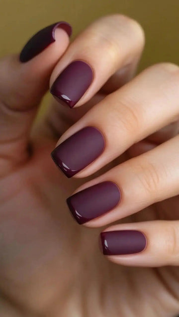 Top coat matte appliqué sur une manucure élégante avec finition mate veloutée et effet professionnel longue tenue.