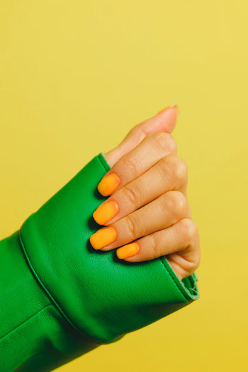 Manucure semi-permanente avec finition brillante longue tenue et effet miroir obtenue grâce à un top coat professionnel pour des ongles éclatants et résistants.