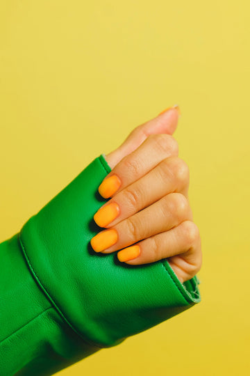Manucure semi-permanente avec finition brillante longue tenue et effet miroir obtenue grâce à un top coat professionnel pour des ongles éclatants et résistants.