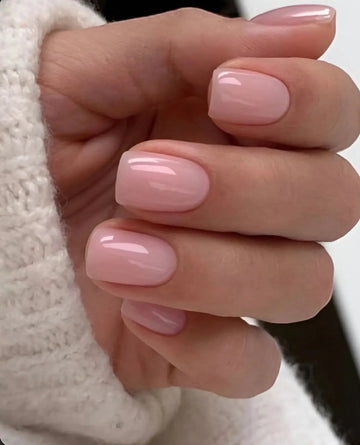 Vernis semi-permanent professionnel sans TPO appliqué sur des ongles avec une finition brillante et longue tenue.