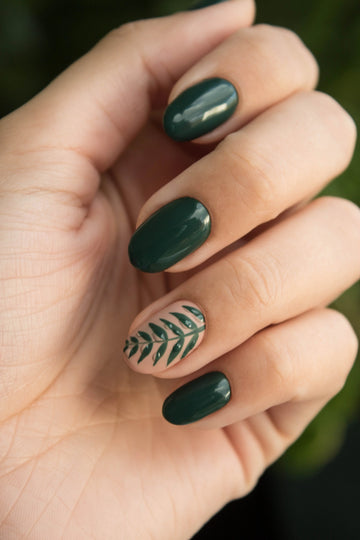 Préparation de l'ongle naturel pour éviter les décollements lors d'une pose en gel UV ou Gel X.