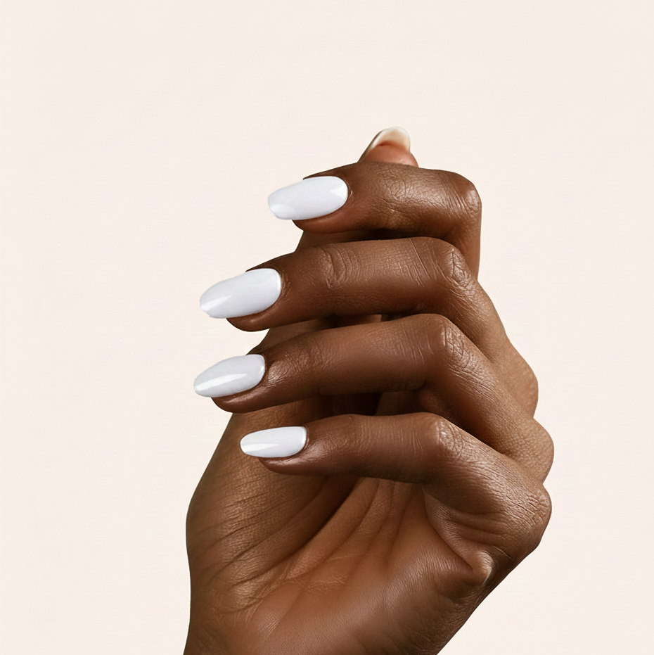 Vernis semi-permanent blanc opaque appliqué sur ongles courts