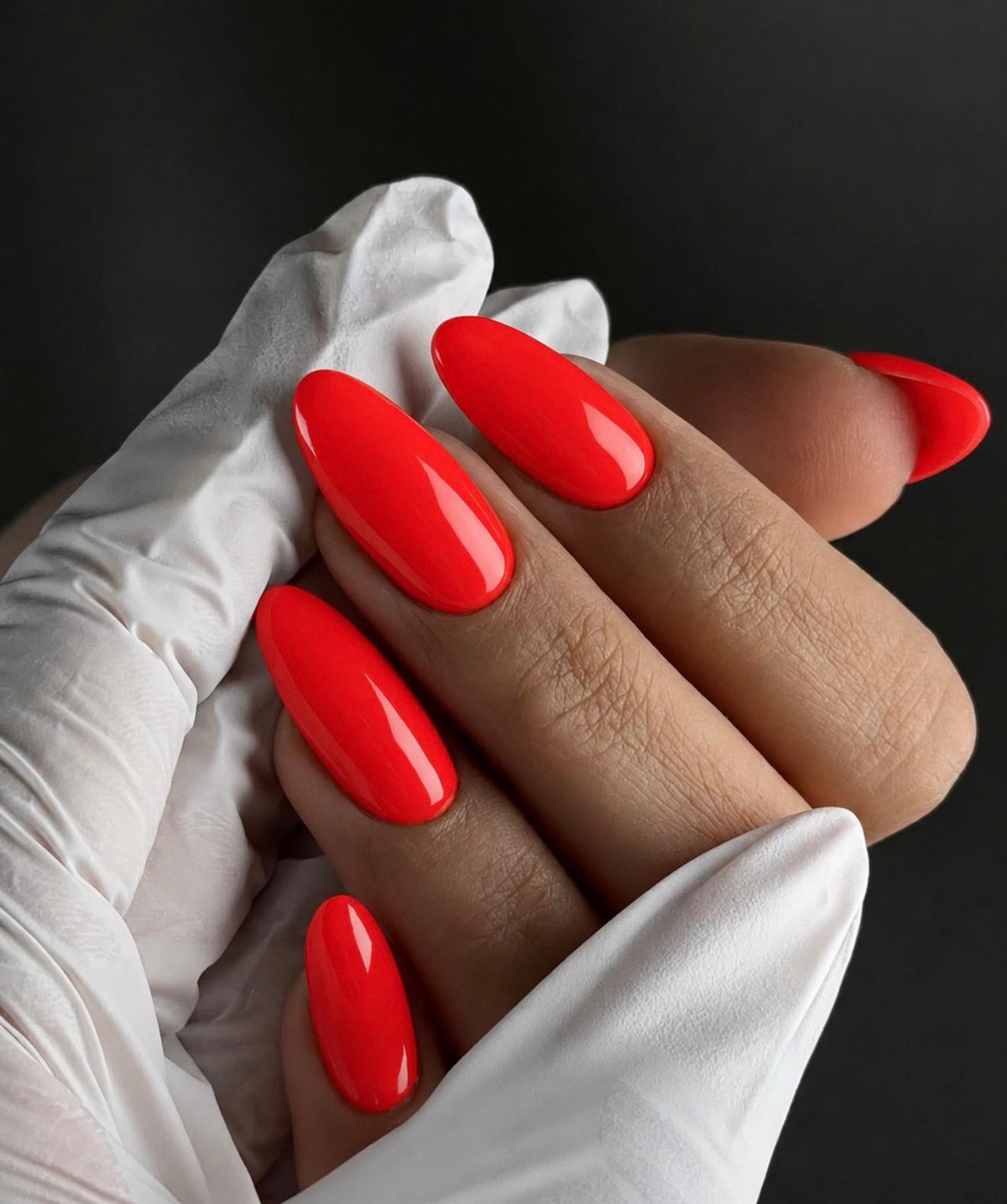 Manucure semi-permanente Neon Red Lava rouge vif ongles forme amande - The French Touch