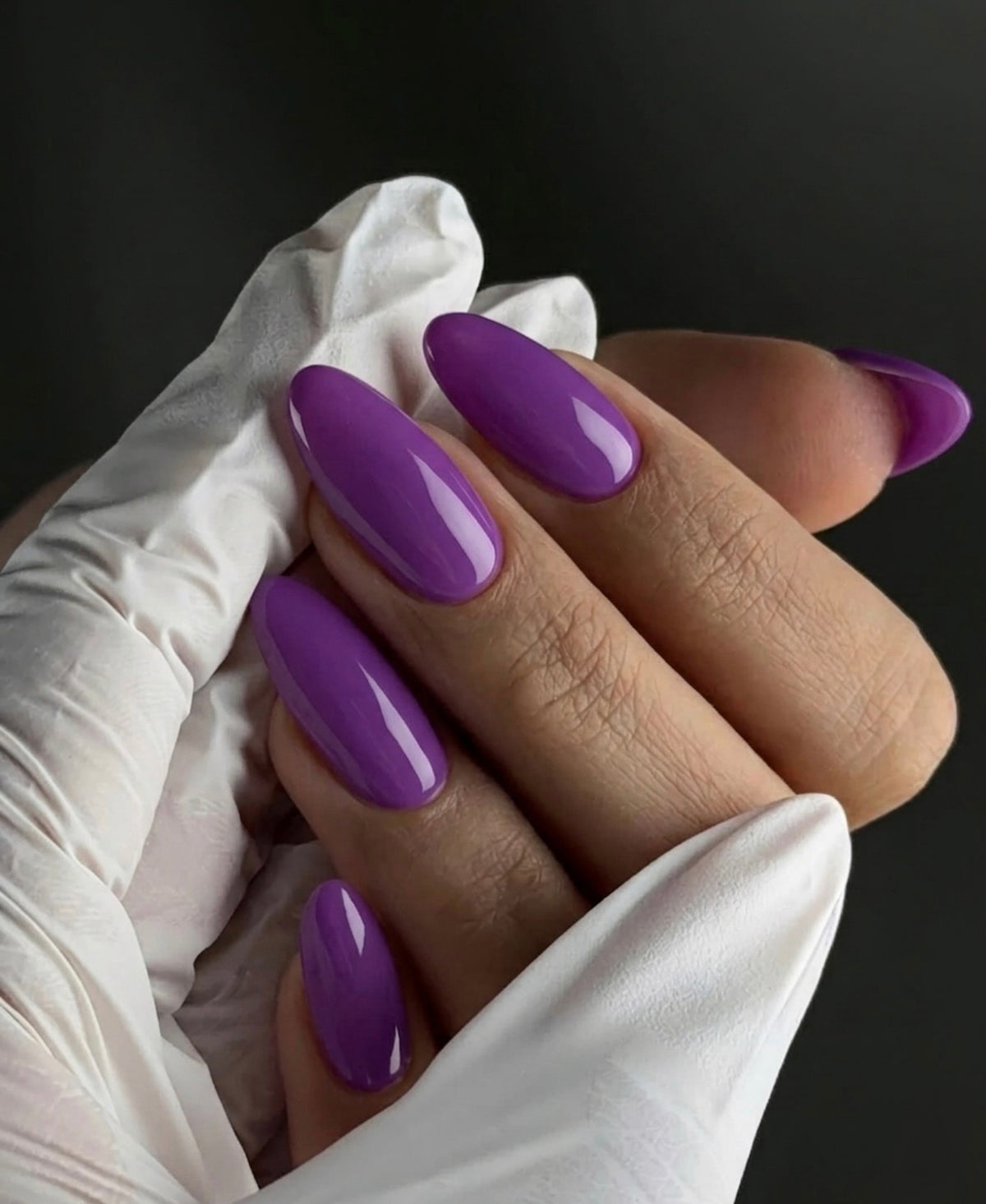 Manucure semi-permanente Violet Intense ongles forme amande - The French Touch