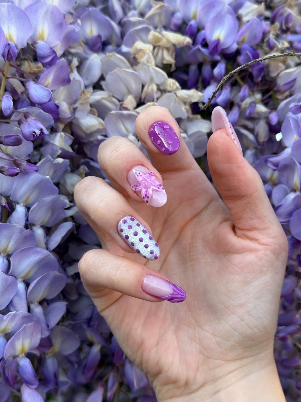 Manucure nail art réalisée avec un vernis semi-permanent professionnel, finition brillante et tenue longue durée pour un résultat élégant.