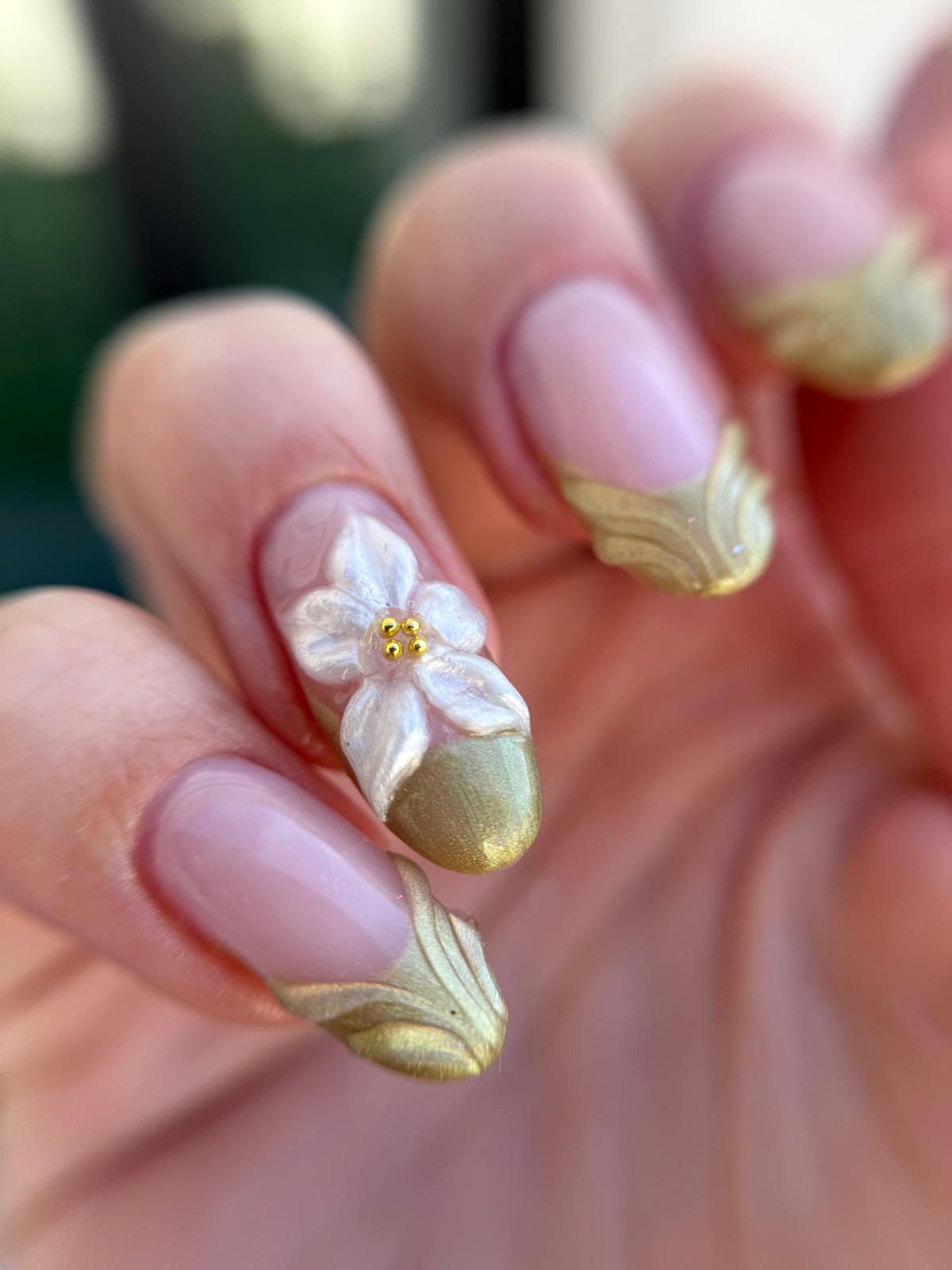 Manucure et nail art réalisée avec le vernis Golden Cat Eye, effet magnétique intense, brillance éclatante et longue tenue.
