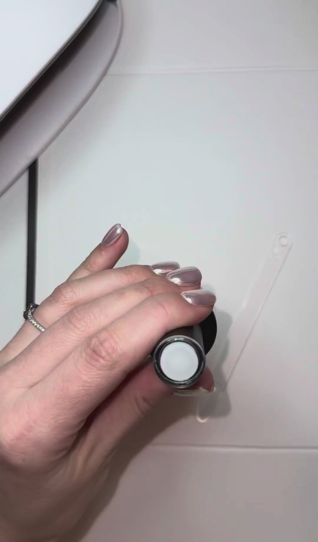 application vernis semi permanent blanc White Bunny texture fluide manucure brillante UV LED