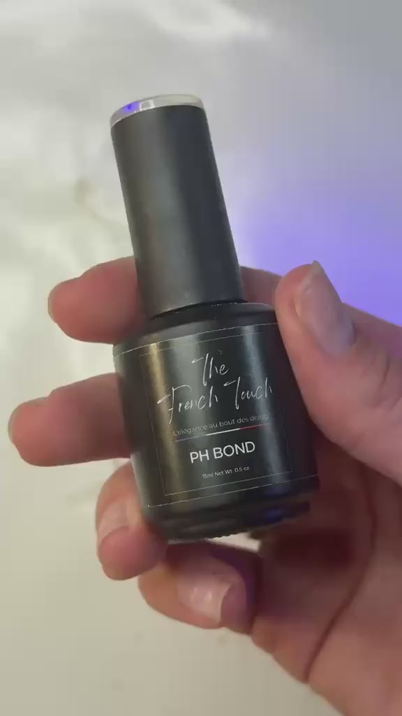 démonstration du Kit Pose Américaine Gel X The FrenchTouch avec application de capsules pour une manucure professionnelle longue tenue.