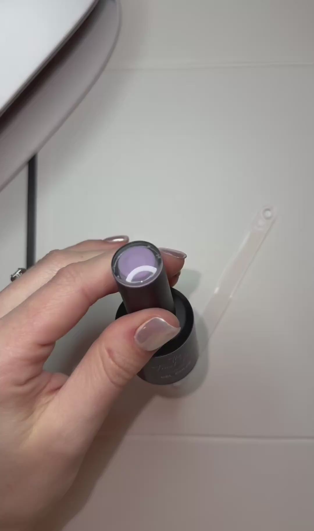 Application vernis semi permanent Milky lilas pastel manucure douce brillante