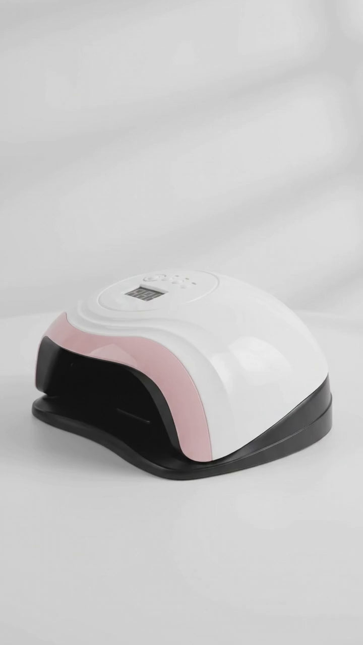 Lampe UV ongles professionnelle blanche et rose en démonstration : vue sous plusieurs angles puis séchage d'un vernis gel semi-permanent sous la lumière UV LED