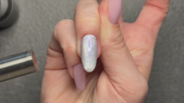 Manucure réalisée avec le vernis semi-permanent Diamond Cat Eyes, effet magnétique brillant et finition professionnelle longue tenue.