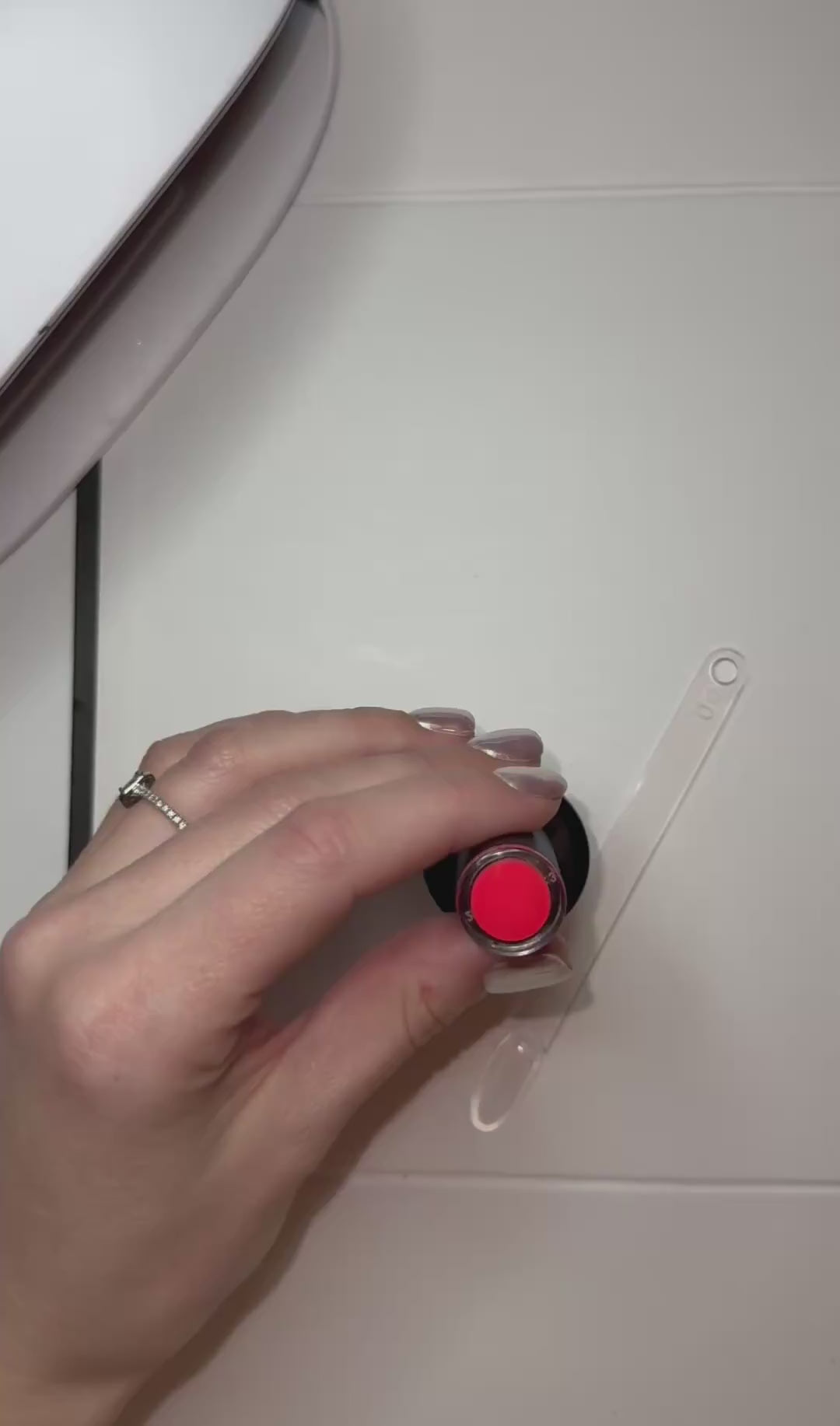 application vernis semi permanent neon red lava rouge neon manucure brillante