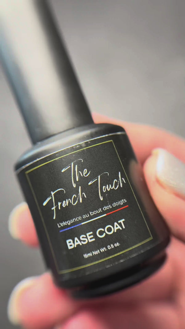 Vidéo tutoriel montrant comment appliquer la Base Coat sur les ongles pour une manucure professionnelle, protéger les ongles et prolonger la tenue du vernis