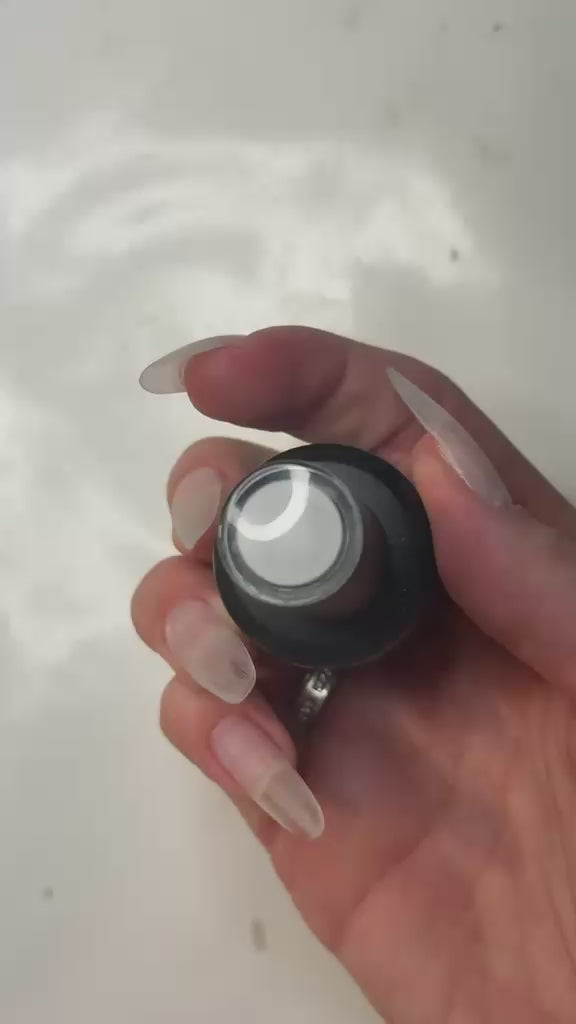 Finition d'une pose américaine Gel X avec capsules professionnelles HEMA & TPO Free, ongles résistants, brillance éclatante et tenue jusqu'à 3 semaines.