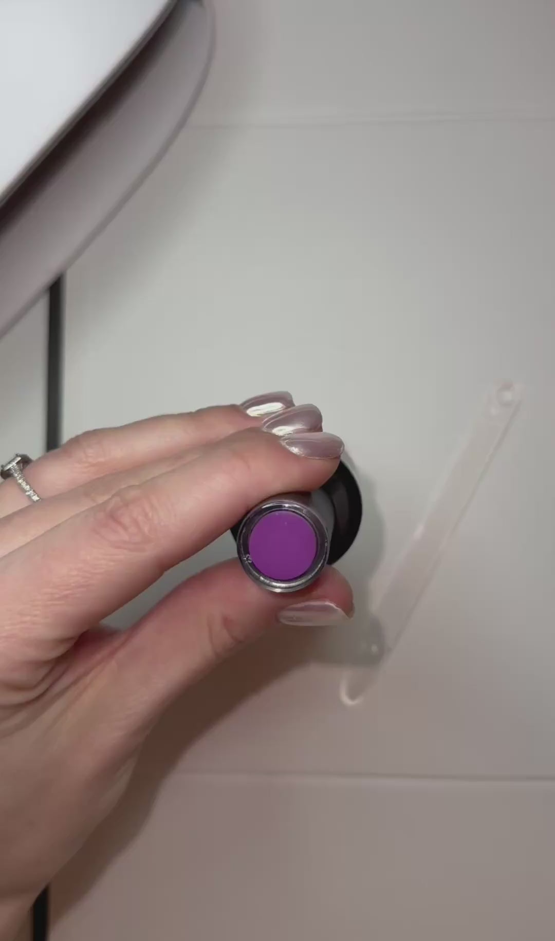 application vernis semi permanent violet intense manucure brillante UV LED