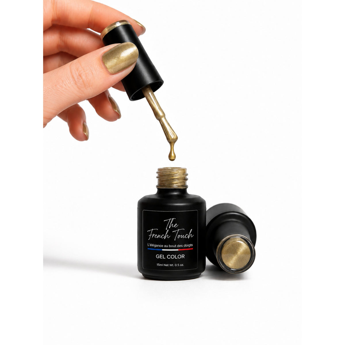Application vernis semi-permanent Golden Cat Eyes au pinceau - manucure effet doré magnétique